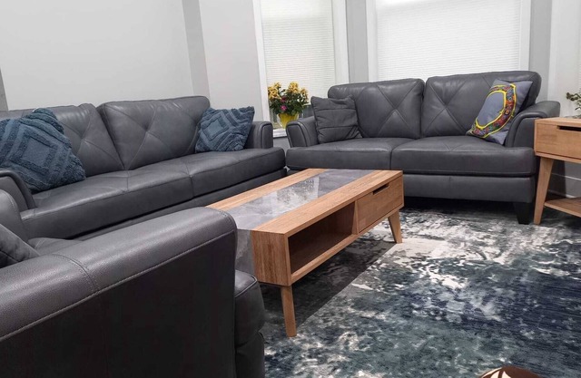 Modern 3-bedroom 2.5 Bathroom house with Garage Parking and experienced host.