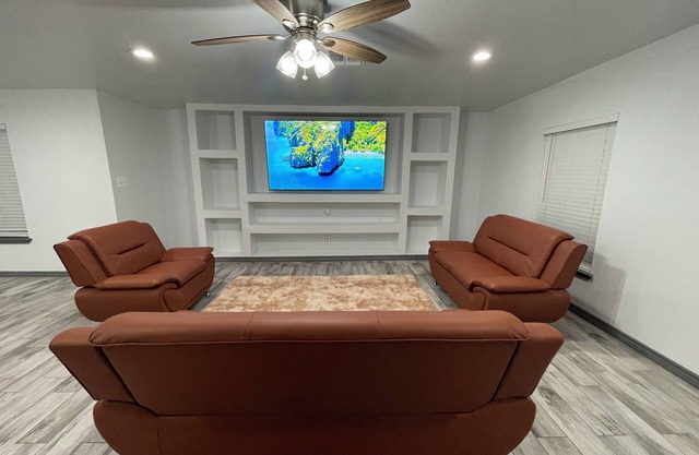 Modern 3-bedroom 2-Bathroom home Conveniently located next to Texas Roadhouse!