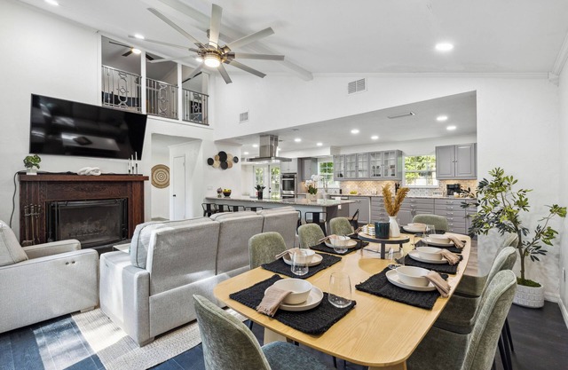 Modern 3-bedroom house walking distance from UF stadium!