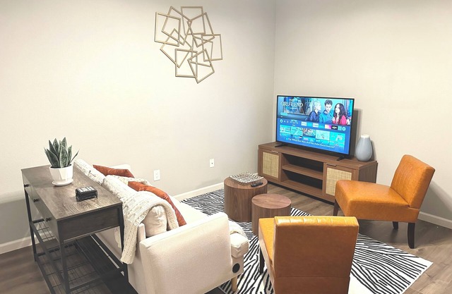 Modern 3-bedroom house : walking distance to UC Davis Hospital.
