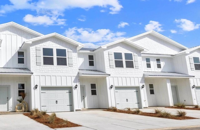 Modern 3 Bedroom Retreat! 5 minutes to the beach, 3 minutes to the Wharf