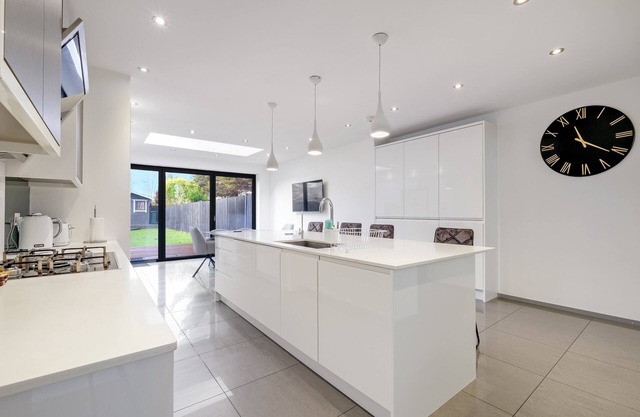Modern 3 Bedroom with Parking and Sky TV