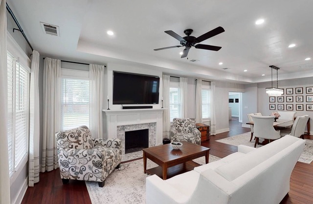 Modern 3 BR bungalow sleep 8, family/pet friendly, 15 min from downtown/outlets