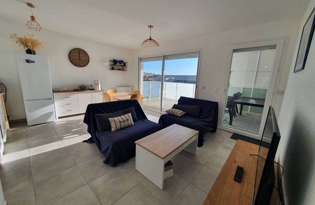 Modern 3-room Apartment Near Beaches with Terrace & Parking