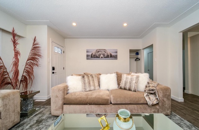 ☆Modern 3BDRM Home☆King Bed★Central🗲Wifi✔Clean!