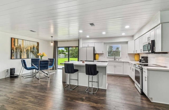 Modern 3bed, 2bath House in Wesley Chapel, with EV Charging Outlet, AC, & WiFi.