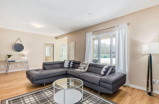 Modern 3BR, 2Bath Golf Course Suite/Henday/Whitemud/Acheson/October Specail!