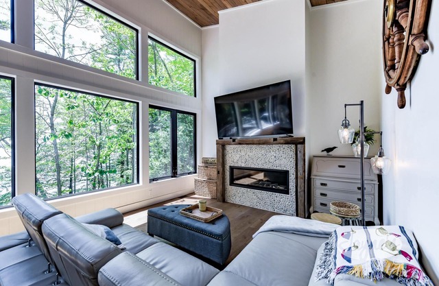 Modern 4 bed 3 bath cottage on Lake Muskoka. Sleeps 10!