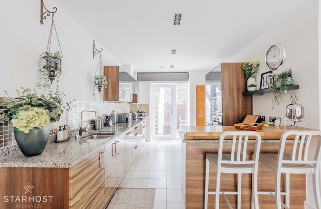 Modern 4 bedroom house with Sea Views