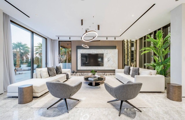 Modern 4-Bedroom Villa on Palm Jumeirah, with gym and 2 maid's rooms