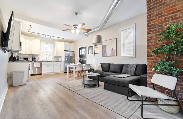 Modern 4BR Home, Fully Equipped Kitchen & Parking