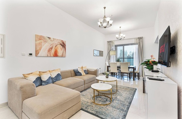 Modern 4BR w/Gym, Pool, Sauna & Skyline Views