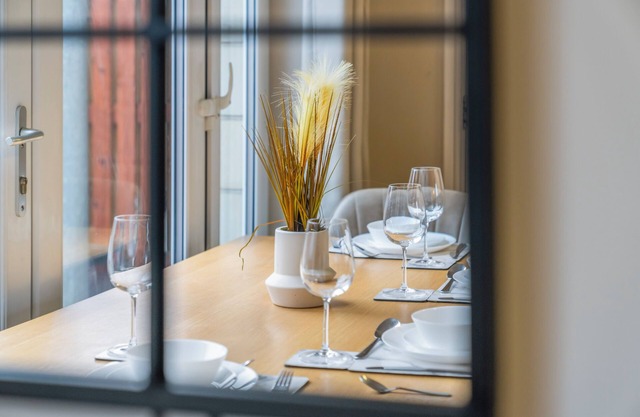 Modern 5 Bed Townhouse with Free Parking