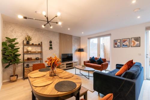 Modern 5 Bedroom Town House with off St Parking