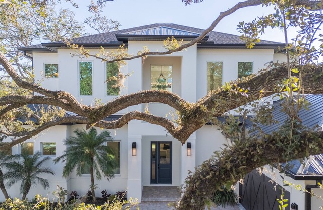 Modern 5BR Sarasota Home – Private Hot Tub & Outdoor Living