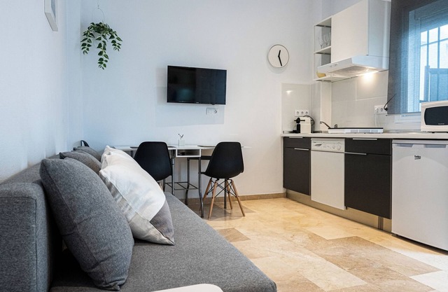 Modern apartment right by the beach (400 metres). % Weekly Discounts. New
