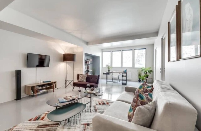 Modern and bright 2BD for 11 guests in Le Marais!