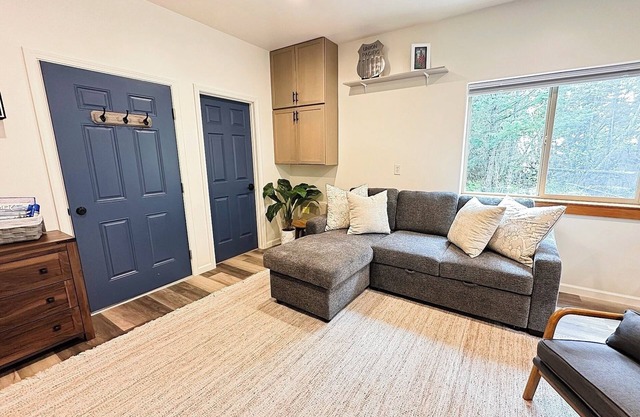Modern and Clean 1 BR Sleeps 4 Across from Kachemak Bay - Minutes to the Spit!
