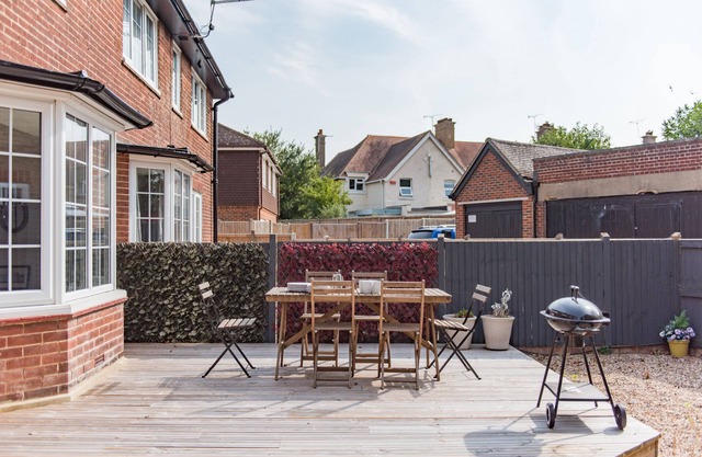 Modern and comfortable holiday home, located in the charming historic town of Sandwich. Perfect for