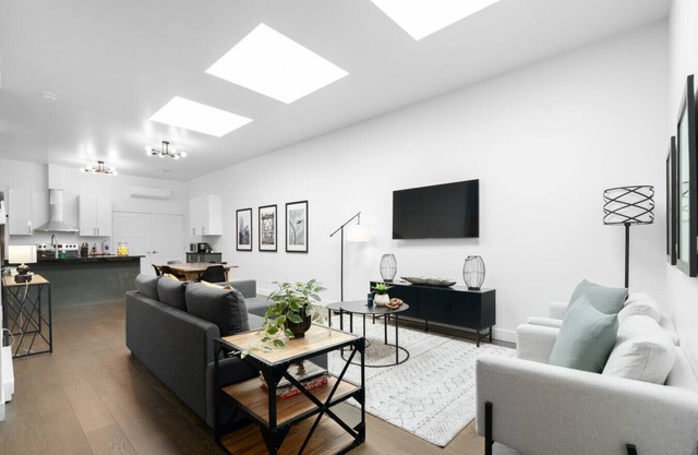 Modern and Cozy 2bdr near St-Hubert Plaza