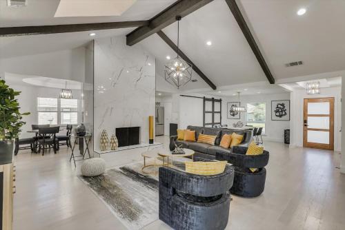 Modern and Spacious Dallas Getaway w Private POOL