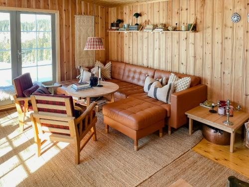 Modern And Traditional Cabin On Krokskogen
