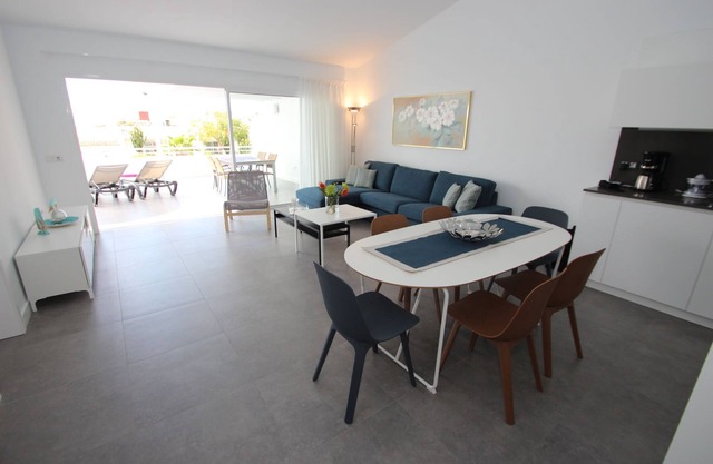 Modern apartment, central location, 350 m to the beach, community pool