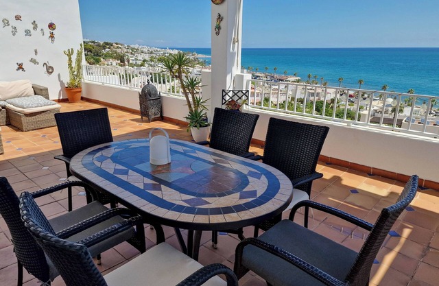 Modern apartment for 4 people with stunning sea views and pool