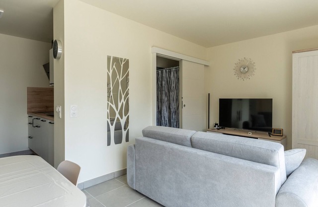 Modern Apartment 400m from Ocean, Sleeps 4, 2 Stars Rating, Forest Edge