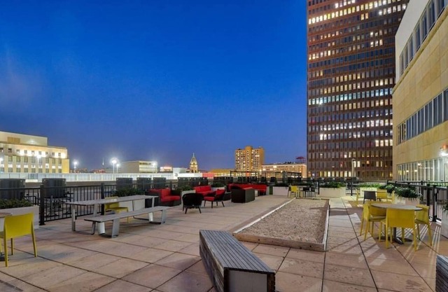 Modern Apartment Downtown in Skywalk with Gym