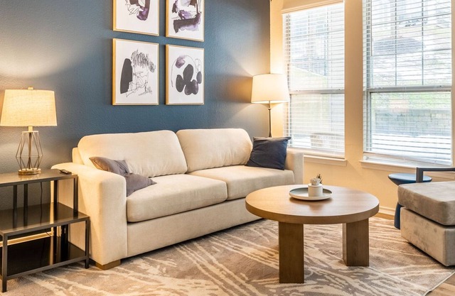 Modern Apartment in Prime Location (ID6811X69)