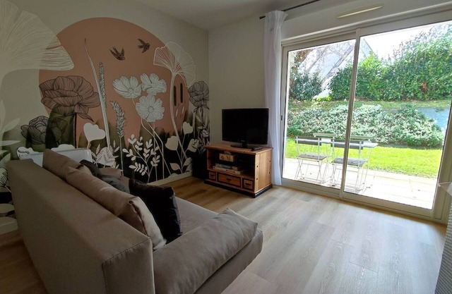 Modern Apartment with WiFi, Terrace, and Garden near Pors Mabo Beach in Trébeurden