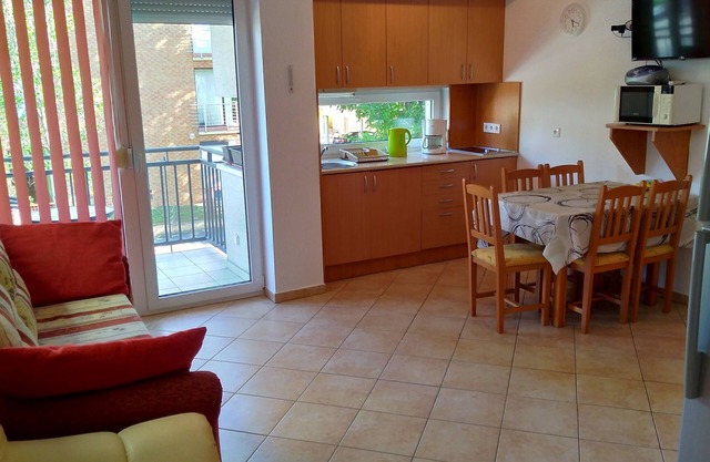 Modern apartment with air-condition, pool and bbq for 4+2 people, free WIFI