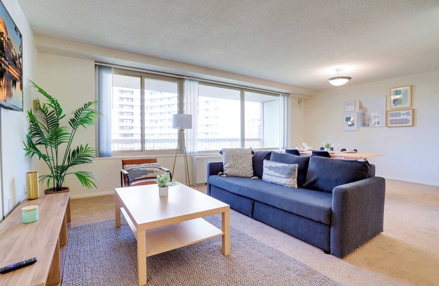 Modern Apt Near Washington D.C. W Pool