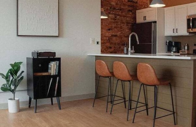 Modern Apt w/Gym, Elevator, Coffee Shop | 325