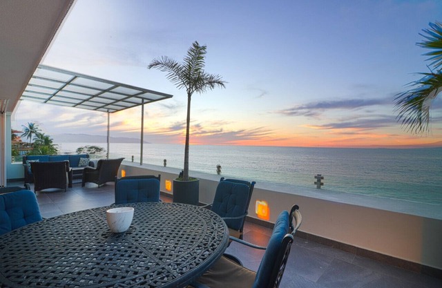 Modern Beachfront - Casa Caballito del Mar