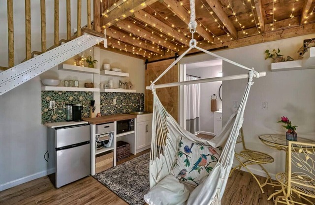 Modern Bird's Nest Studio Loft in Downtown!