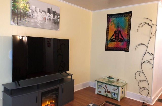 Modern-Bohemian quarters - King Bed-Washer/Dryer
