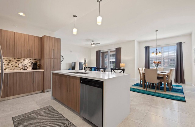 Modern, Bright & Close to Beaches!
