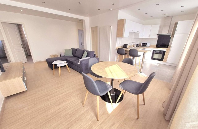 Modern bright apartment near beach and shops