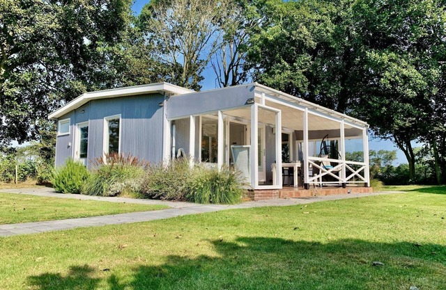 Modern bungalow with veranda, 2 bedrooms, sleeps 4, WiFi, lovely large enclosed garden, dog welcome
