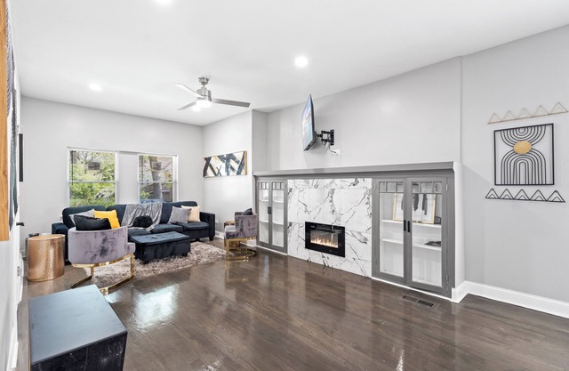 Modern Bungalow near the beach! 20 minutes to downtown!