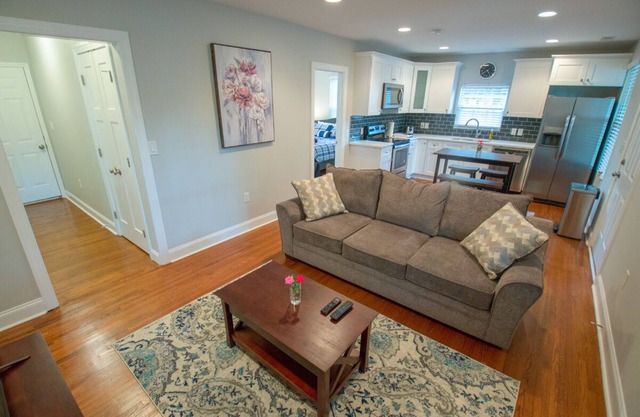 Modern Bunglow 2mins to Airport, Uptown Charlotte, Panther Stadium, Spectrum, etc