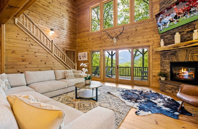 MODERN CABIN-NEW-GRANDFATHER MT VIEW-KING BEDS-HOT TUB-GAME LOFT-BBQ-FAST WIFI