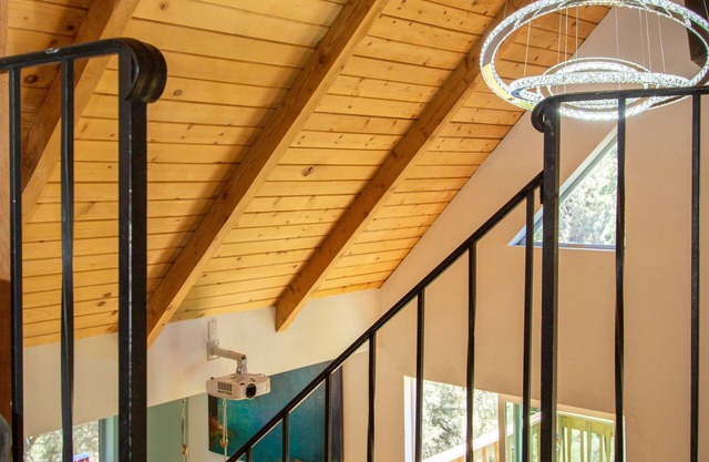 Modern Cabin w breathtaking views + movie screen