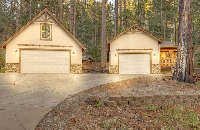 Modern cabin w/separate studio! Close to lakes, bike/hike trails, ski slopes