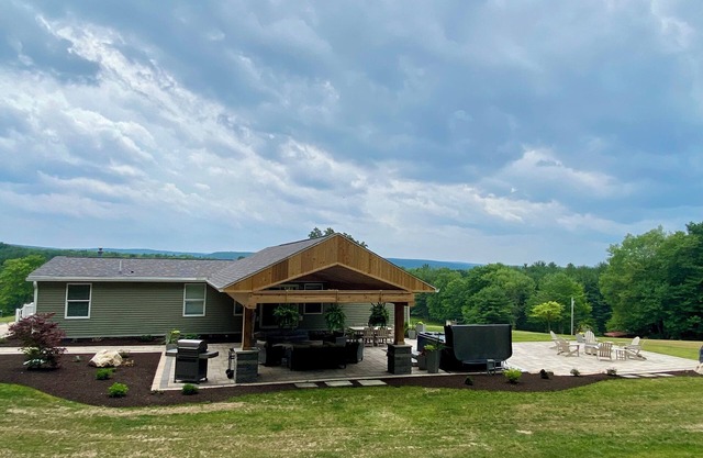 Modern cabin with hot tub, 60 acres with elk views, at the top of Winslow Hill