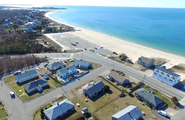 Modern Cape Cod Cottage: Walk to Craigville Beach