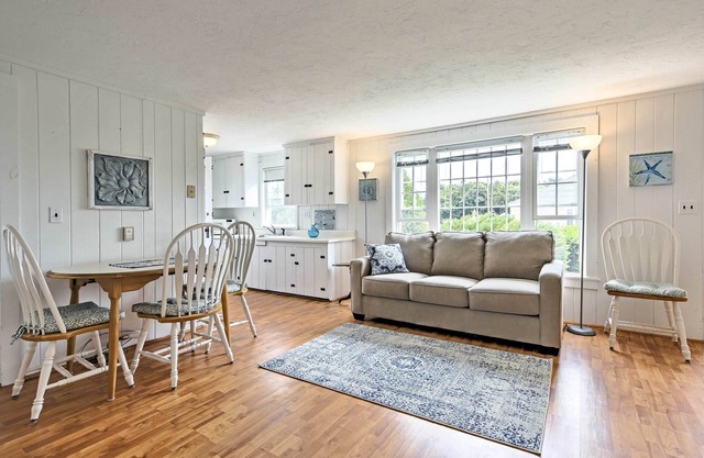 Modern Cape Cod Cottage: Walk to Craigville Beach
