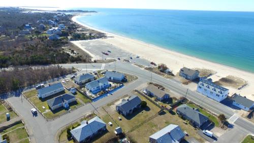 Modern Cape Cod Cottage Walk to Craigville Beach